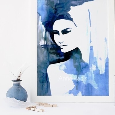 ציור כחול על שידה אנה רדיס